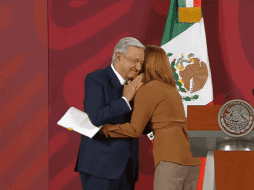 López Obrador asegura que no se dio cuenta de que no abrazó a Tatiana Cloutihier esta mañana cuando renunció a la Secretaría de Economía, mientras ella sí lo hizo, pero dice que la quiere mucho y le envía besos. YOUTUBE / Gobierno de México.