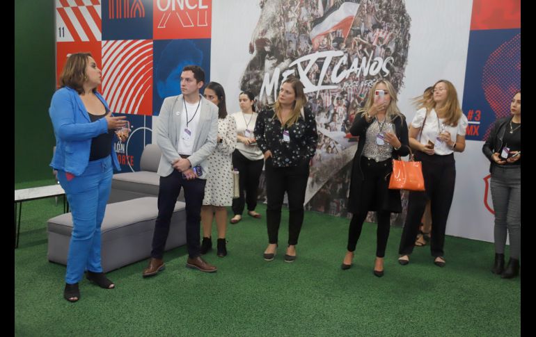 Azucena Cervantes durante el recorrido por las instalaciones del estadio Akron. GENTE BIEN JALISCO/Claudio Jimeno