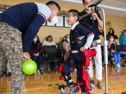 Atlas 2030, el exoesqueleto, llega de Europa a México para beneficiar a miles de niños con parálisis cerebral. TWITTER/@FundCAAAREM