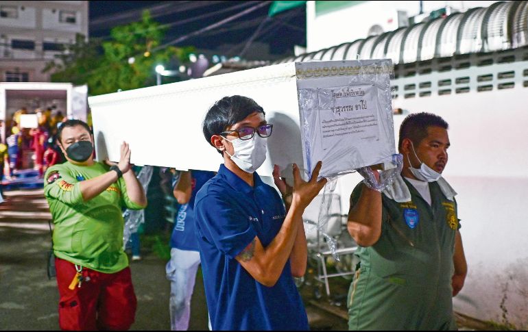 Autoridades trasladaron a los difuntos a los servicios funerarios que cada familia hará. AFP