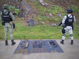 En el lugar del hallazgo, los elementos de la Guardia Nacional y del Ejército mexicano encontraron material bélico, alimentos y cobijas, por lo que, se presume, el alojo se trataría de un narco campamento. TWITTER/ @GN_MEXICO_