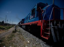 De acuerdo con información oficial, los hermanos a bordo de una motocicleta intentaron ganarle el paso al tren y terminaron fuertemente impactados por este. SUN/ G. Gallo Cruz