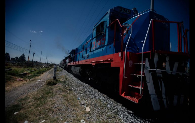 De acuerdo con información oficial, los hermanos a bordo de una motocicleta intentaron ganarle el paso al tren y terminaron fuertemente impactados por este. SUN/ G. Gallo Cruz