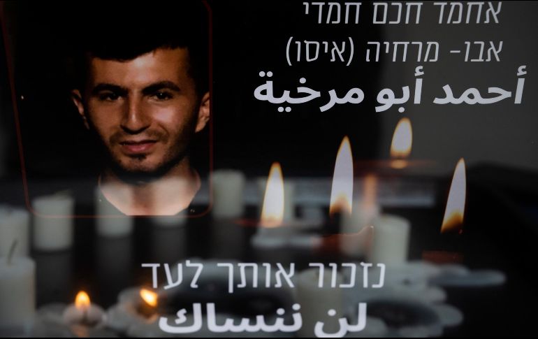Familiares y amigos de Ahmed Abu Murkhiyeh encienden velas durante una vigilia en su honor. AP/O. Balilty