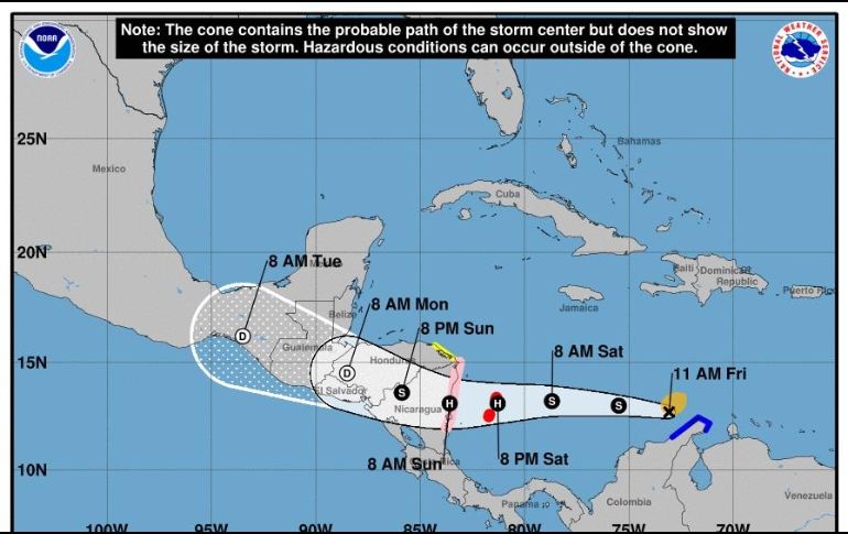 Imagen cedida por la Oficina Nacional de Administración Oceánica y Atmosférica de Estados Unidos en la que se muestra el pronóstico de cinco días del paso de 