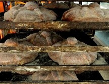 Este pan de forma cóncava y masa en forma de hueso, espolvoreado con azúcar, se compone de harina de trigo, azúcar y huevo. EL INFORMADOR/ARCHIVO