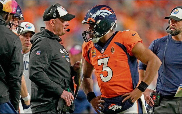 Nate Hackkett (izq.) y Russell Wilson han demostrado no estar en la misma página en cada partido. AP/J. Dempsey