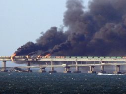 Según el Comité Antiterrorista ruso, resultaron dañados dos carriles para vehículos, pero no el arco del puente. AFP