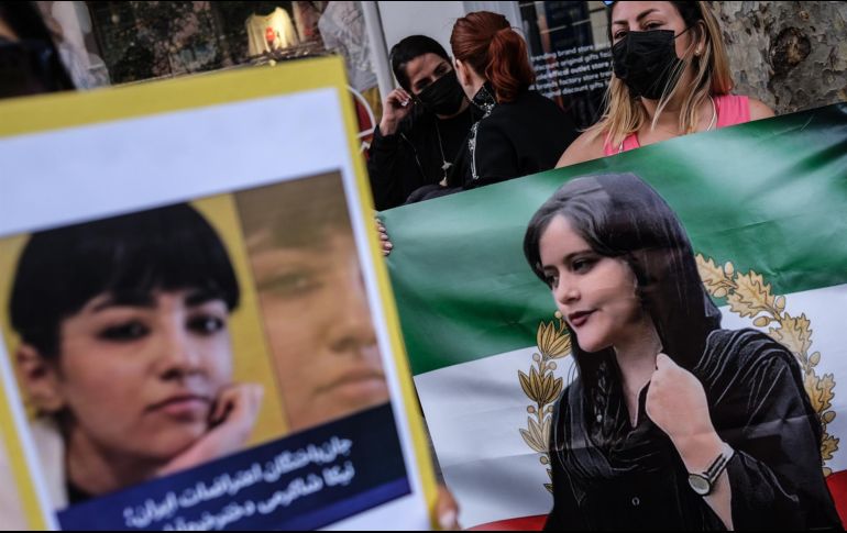Imágenes de una protesta de ayer viernes en Estambul contra la muerte de Masha Amini. EFE / S. Suna