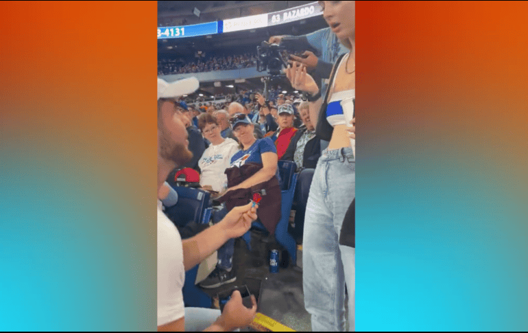 El joven sorprendió a la chica con un anillo de dulce, acompañado de una risa, haciendo referencia a que era broma. TWITTER / @Ghost_Wave