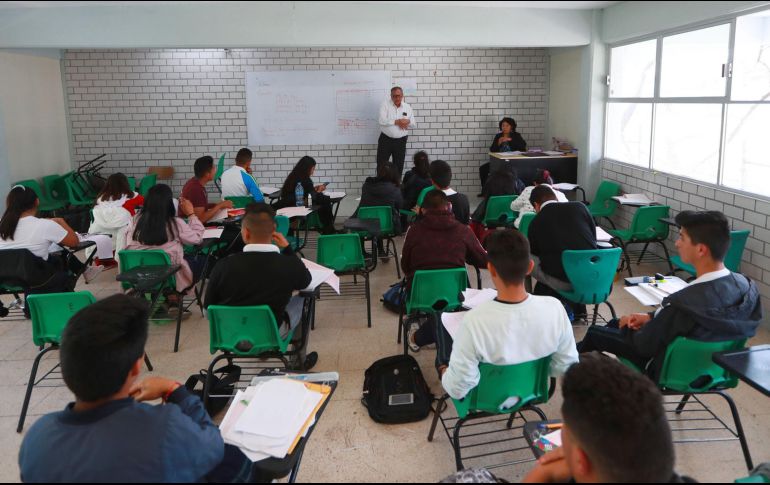 Una de las promesas del Presidente López Obrador fue la revalorización docente, otorgar bases y solucionar el problema de la condición de “idóneo”. NOTIMEX/Archivo