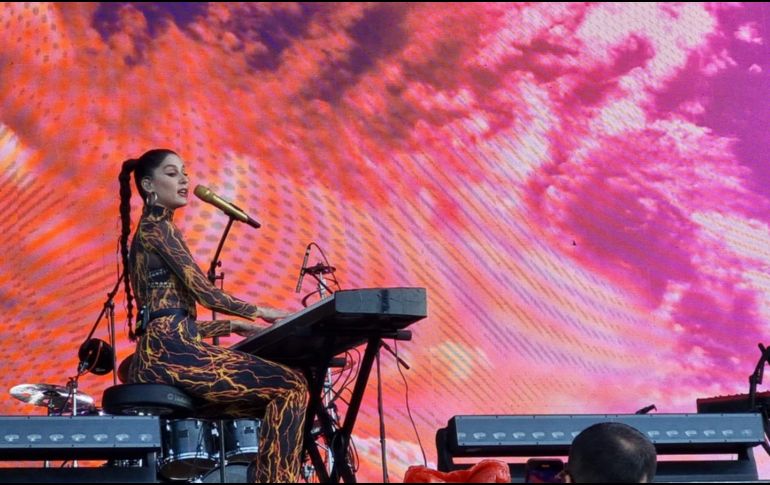 Francisca Valenzuela. La cantante deslumbró a los asistentes con canciones que hablaban de fuerza y feminismo. EL INFORMADOR/E. Esparza