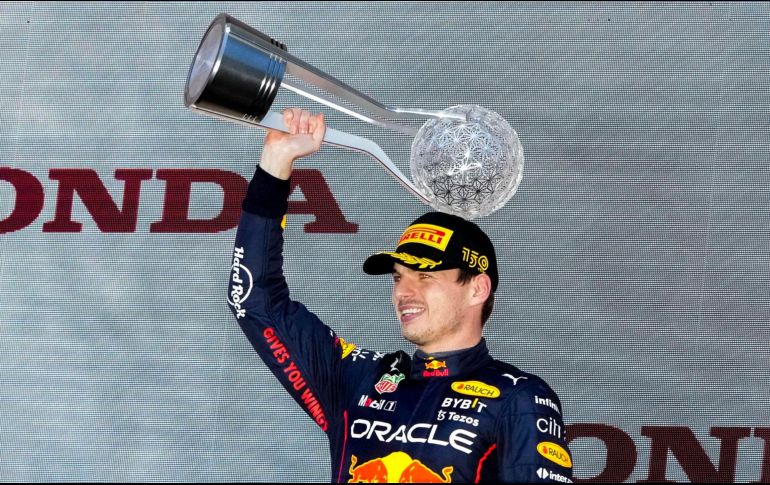 Max Verstappen logró quedarse con el primer lugar del Gran Premio de Japón y el campeonato de pilotos. EFE / F. Robichon