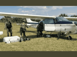 La aeronave sospechosa aterrizó a 14 kilómetros al suroeste de Tres Picos, Chiapas, en donde se encontraba un grupo de hombres, el cual optó por abandonar la presunta carga y la aeronave. TWITTER / @SEDENAmx
