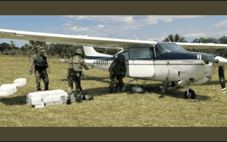 La aeronave sospechosa aterrizó a 14 kilómetros al suroeste de Tres Picos, Chiapas, en donde se encontraba un grupo de hombres, el cual optó por abandonar la presunta carga y la aeronave. TWITTER / @SEDENAmx