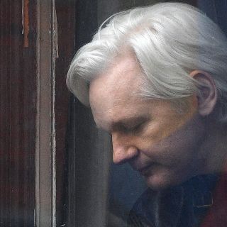 Julian Assange da positivo a COVID-19 en prisión