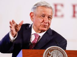 López Obrador indica que tras la reunión del Gabinete de Seguridad, se partió un pastel en honor a Ebrard. EFE / I. Esquivel