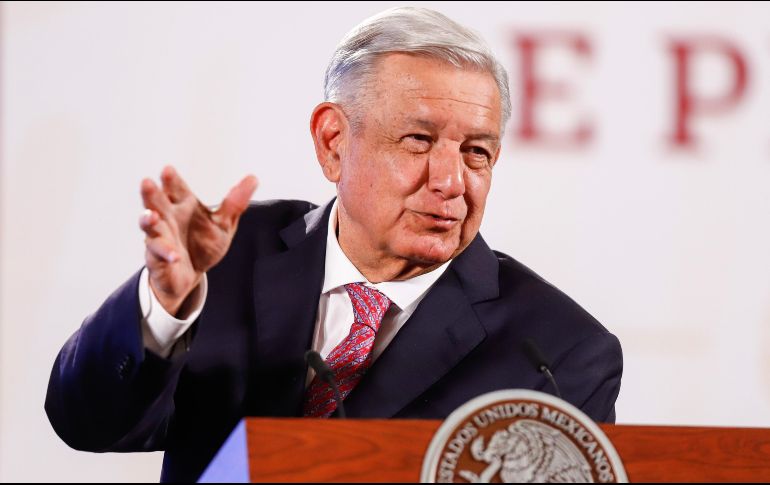 López Obrador indica que tras la reunión del Gabinete de Seguridad, se partió un pastel en honor a Ebrard. EFE / I. Esquivel