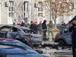 Imagen de vehículos dañados después de las explosiones de Kiev, Ucrania. XINHUA / R. Petushkov
