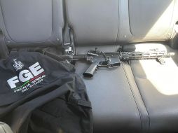 La Fiscalía detuvo al hombre y le decomisó tres armas y una playera con logos falsos de la dependencia. ESPECIAL