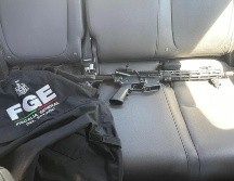 La Fiscalía detuvo al hombre y le decomisó tres armas y una playera con logos falsos de la dependencia. ESPECIAL