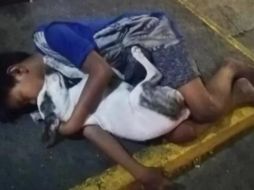 El menor, el cual no ha sido identificado, vive en las calles de Manilla, Filipinas, y duerme abrazado a su perro para soportar el frío. FACEBOOK/ Jem Villomo