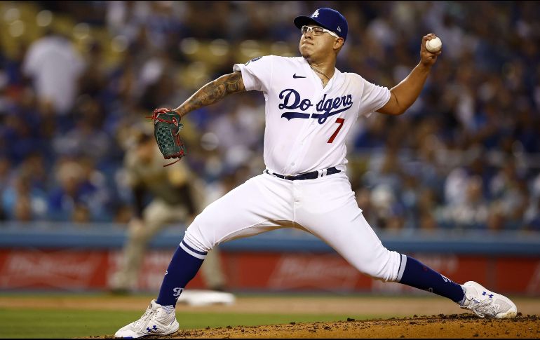 Julio Urías lanzó las primeras cinco entradas contra los Padres y se anotó la victoria. AFP/R. Martínez