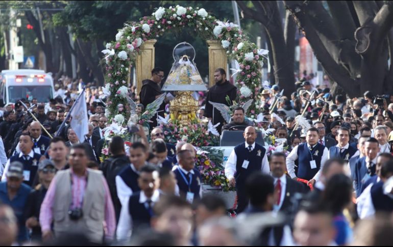 En el camino algunos se sumaban a la procesión, mientras que otros esperaban a los costados de pie, sentados en bancos, sillas, cobijas y hasta en el suelo. EL INFORMADOR / C. Zepeda