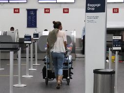 El uso de cubrebocas fue una de las medidas que el Gobierno de México tomó desde el inicio de la pandemia, como una forma de mitigar el contagio del COVID-19 entre los viajeros en los aeropuertos y durante los vuelos. EFE / ARCHIVO