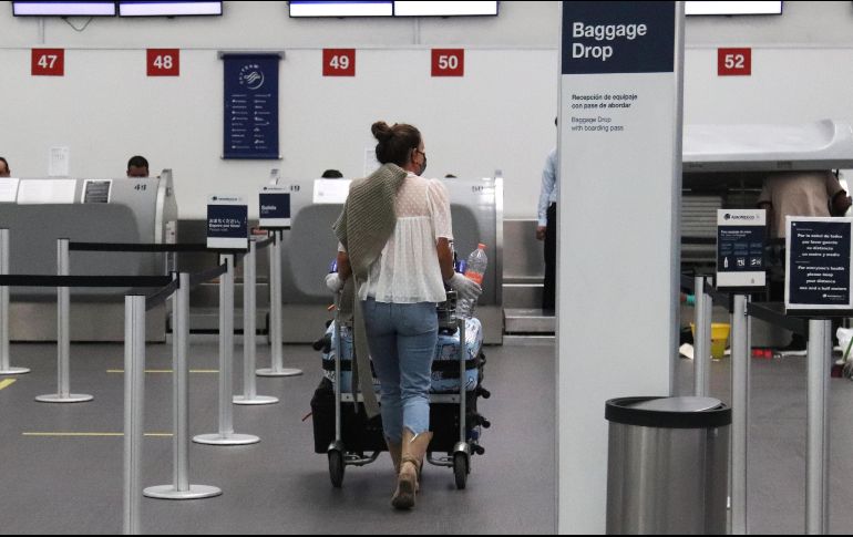 El uso de cubrebocas fue una de las medidas que el Gobierno de México tomó desde el inicio de la pandemia, como una forma de mitigar el contagio del COVID-19 entre los viajeros en los aeropuertos y durante los vuelos. EFE / ARCHIVO