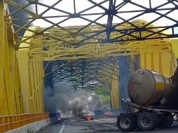 Luego del impacto, el tractocamión quedó envuelto en llamas y posteriormente explotó. SUN/ESPECIAL