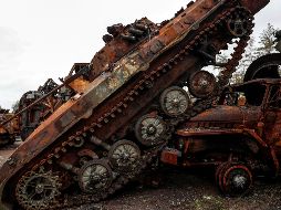 Vista de un tanque abatido en la ciudad de Liman, Ucrania durante un pase a los medios de comunicación por la ciudad. EFE/A. Safadi