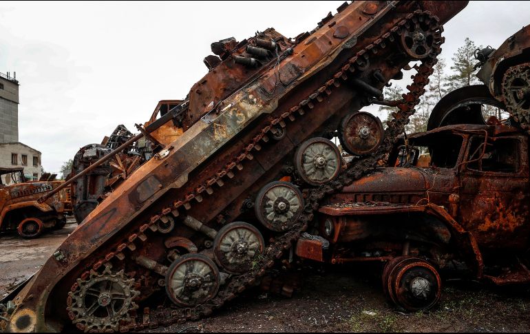 Vista de un tanque abatido en la ciudad de Liman, Ucrania durante un pase a los medios de comunicación por la ciudad. EFE/A. Safadi