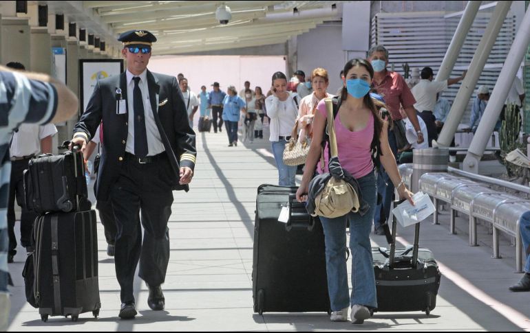 La aerolínea Volaris precisó que en sus vuelos a Colombia y Honduras seguirá pidiendo a los pasajeros usar cubrebocas. EL INFORMADOR/Archivo