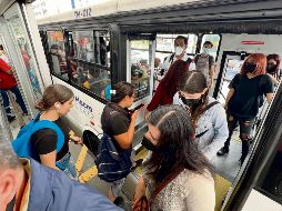 Algunos pasajeros prefieren el Peribús y el Tren Ligero debido a que hay menos riesgo de accidentes. EL INFORMADOR/A. Navarro