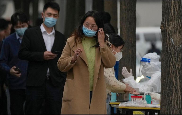 La semana pasada se confirmaron en el mundo tres millones de casos, la cifra más baja en lo que va de año, y 8 mil 882 muertes, la segunda menor de 2022. AP / A. Wong