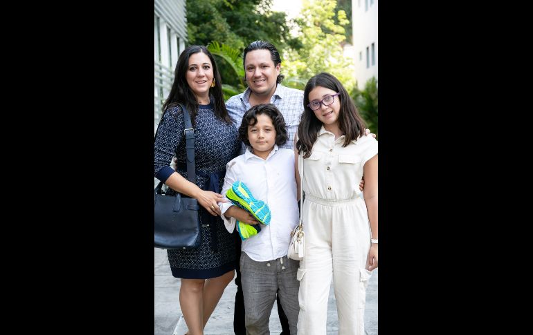 Rocío Vargas y Toño Méndez con Santiago y Camila Méndez. GENTE BIEN JALISCO/ Jorge Soltero