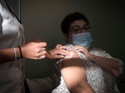 Autoridades exhortan a que las personas de cinco años y mayores reciban la dosis de refuerzo de la vacuna, junto con la de influenza, este otoño. EFE/D. Arquimbau