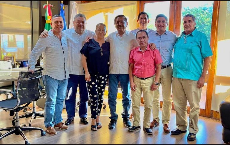 El alcalde de Puerto Vallarta Luis Alberto Michel Rodríguez y representantes de la Iniciativa Privada. ESPECIAL