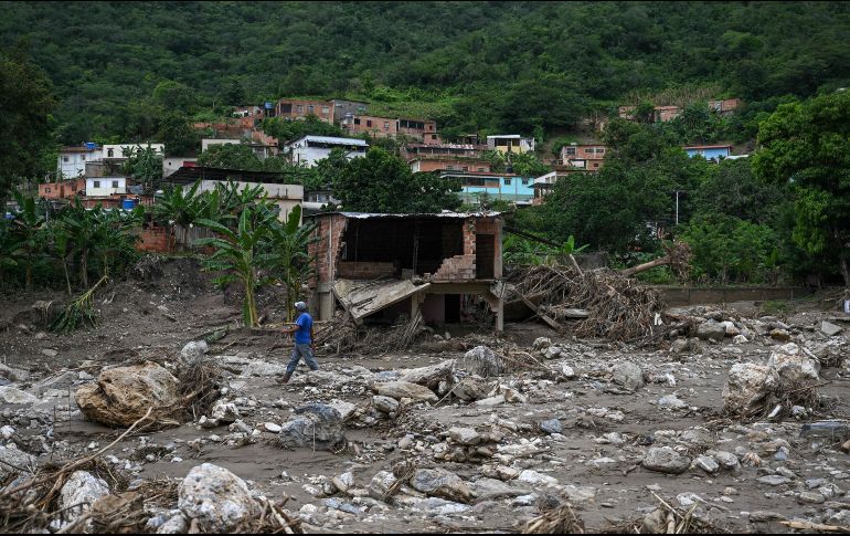 Unos tres mil 200 hombres fueron desplegados en Las Tejerías para las labores de rescate y limpieza. AFP/F. Parra
