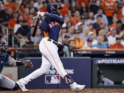 Yordan Álvarez se voló la barda en la sexta entrada y dio la ventaja definitiva a los Astros. AFP/B. Levey