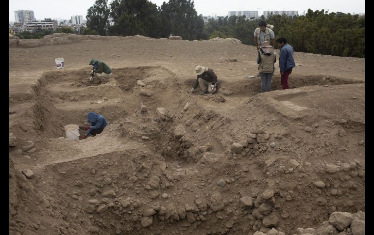 Las osamentas no estaban en ataudes, sino envueltas en mantas, detallan expertos que siguen trabajando en la zona. XINHUA/M. Bazo