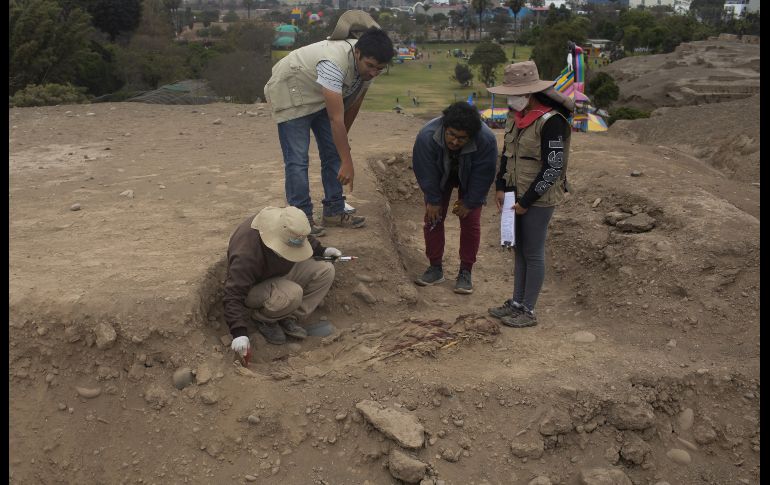 Las osamentas no estaban en ataudes, sino envueltas en mantas, detallan expertos que siguen trabajando en la zona. XINHUA/M. Bazo