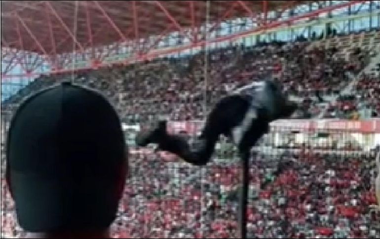 El video comenzó a circular en Twitter en el cual se puede apreciar que la persona escala el alambrado, pero al momento de llegar al final de este, el aficionado pierde el control y cae a la otra zona. ESPECIAL