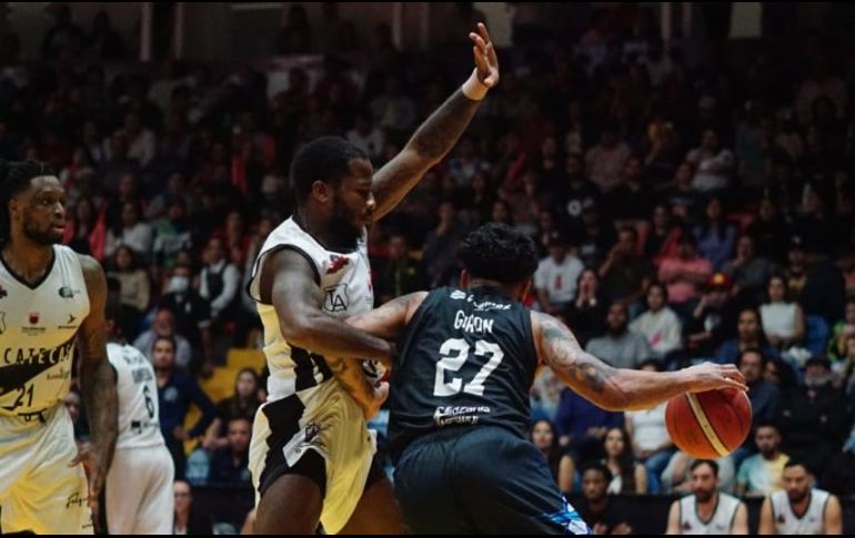 Con esto, los zacatecanos se ponen en la antesala de la final de la Liga Nacional de Baloncesto Profesional, mientras que los tapatíos están contra las cuerdas, por lo que en el quinto juego podría definirse todo. CORTESÍA