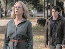 La actriz Jamie Lee Curtis (en primer plano) se las volverá a ver con el peligroso Michael Myers en lo que promete ser la última cinta de la saga “Halloween”. A su espalda, “Corey Cunningham”( Rohan Campbell). CORTESÍA/ Universal Pictures