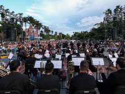 La OFJ y el Mariachi Nuevo Tecalitlán se presentaron la tarde de ayer viernes 14 de octubre en el Malecón del Lago de Chapala. ESPECIAL / Secretaría de Cultura de Jalisco