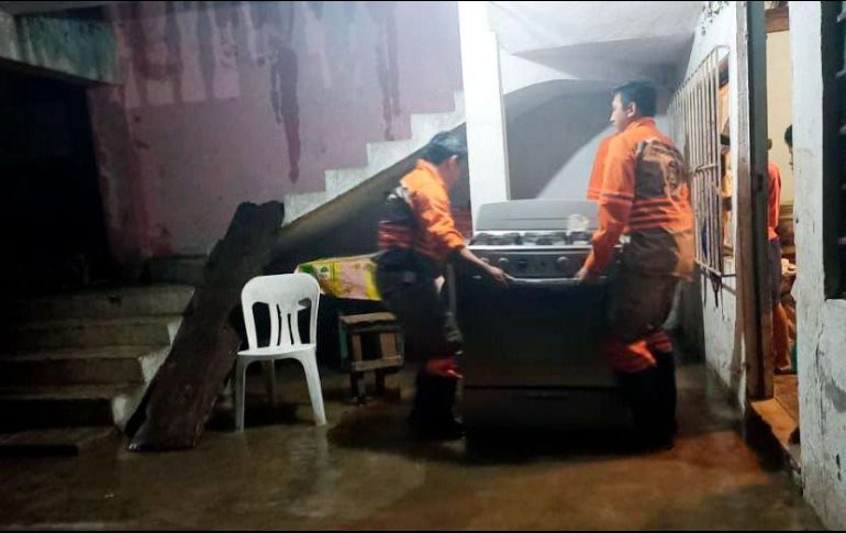 Elementos de Protección Civil de Chiapas apoyan a los habitantes afectados por 