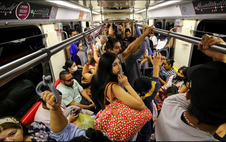 Desde antes del anuncio de las autoridades, en espacios como las estaciones y los vagones de la Línea 1 del Tren Ligero cada vez menos pasajeros optaban por usar el cubrebocas. EL INFORMADOR/C. Zepeda