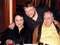 Guillermo del Toro junto con sus padres. ESPECIAL/Twitter